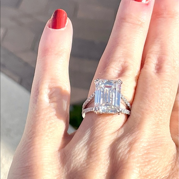 10ct Platinum “Queen” Ring - Emerald Cut - Picture 5 of 17